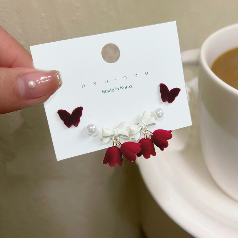 Red velvet set with bow stud earrings for autumn and winter, featuring a retro feminine charm, exquisite and festive, and a unique design sense full figure