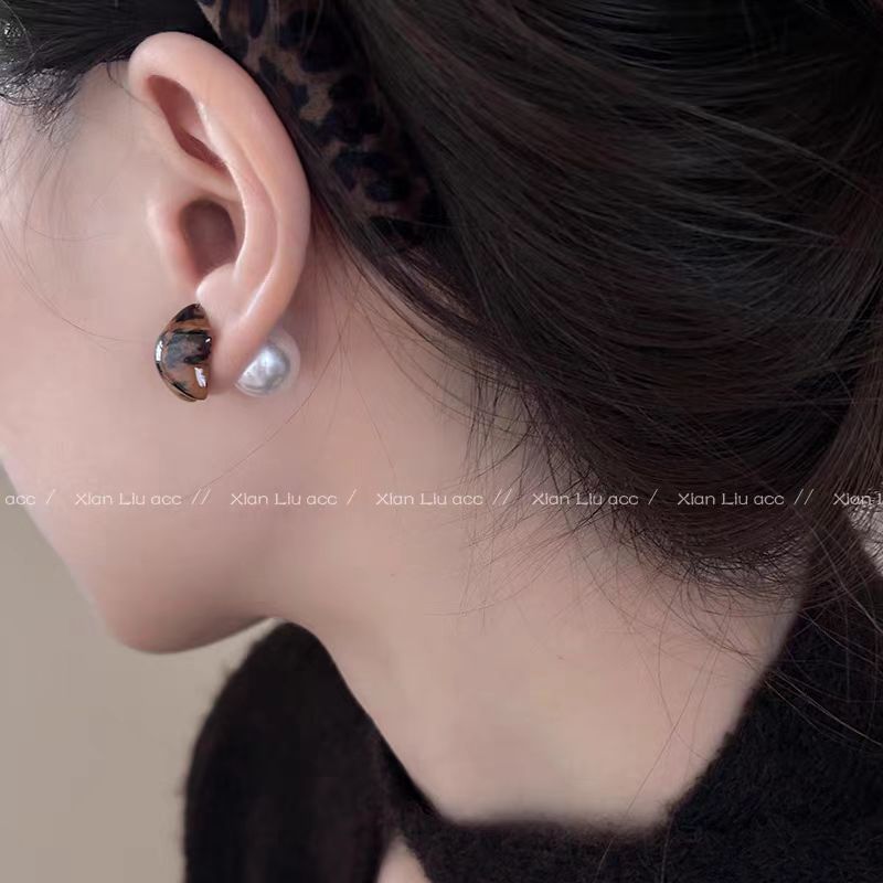 The new Maillard leopard print five-pointed star stud earrings for autumn and winter, paired front and back, are the best-selling earrings of 2025 details Picture