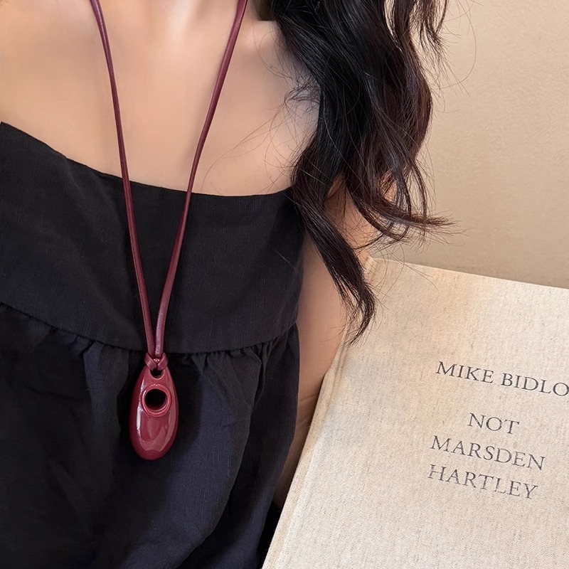 This is a red Ankela pendant necklace that is the same style as the Korean Instagram blogger. It is a versatile necklace and collarbone chain with a unique female feel Specification drawing