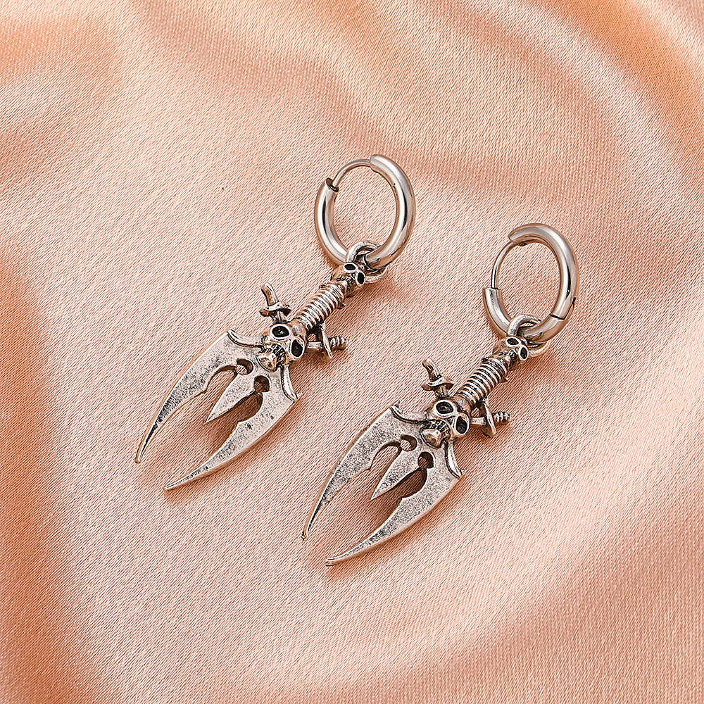 European and American retro skull earrings, Gothic punk distressed earrings, hip-hop dance party earrings, Halloween gifts for couples Application Scenario