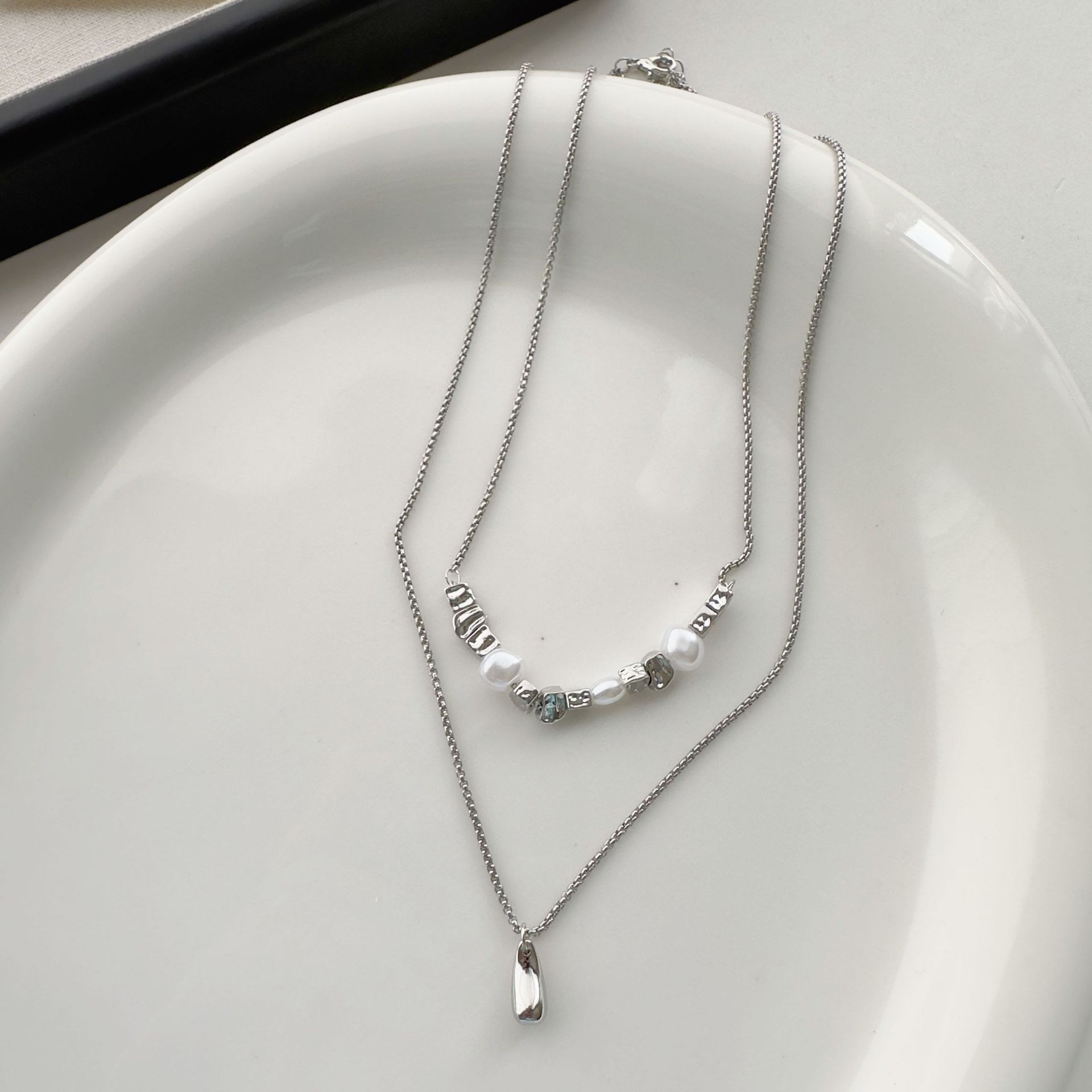 Irregular square double-layer necklace with water drop pendant for women, 2025 new style, simple, versatile and niche collarbone chain Application Scenario