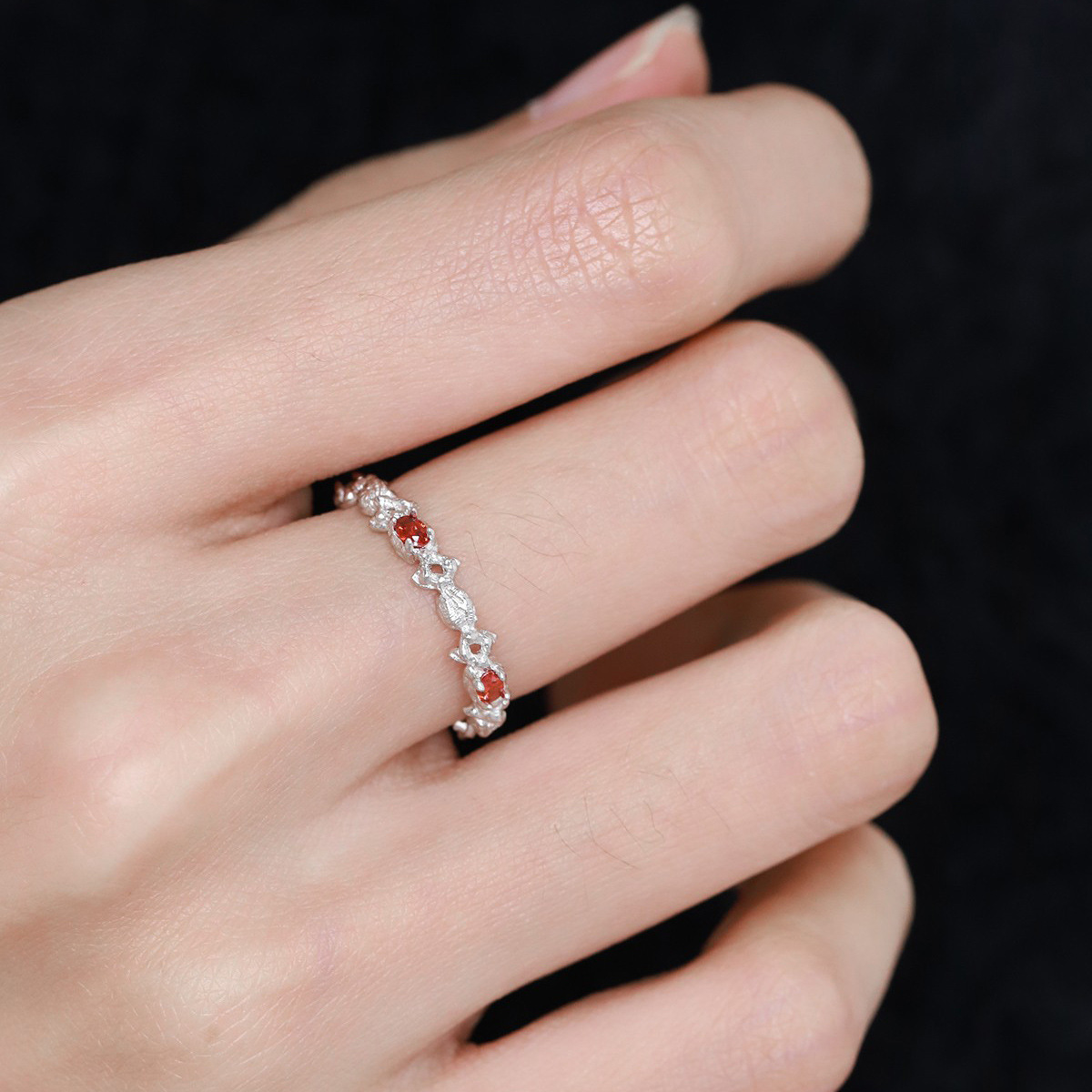 A niche design with a sweet and cool style, this red zircon open-top ring exudes a feminine, light luxury and high-end feel. It is an exquisite and versatile food ring full figure