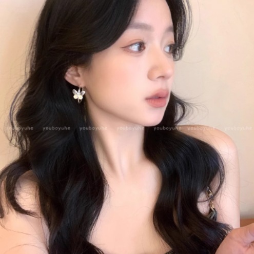 Super Fairy Butterfly C-shaped ear Ring Women's light luxury high-end Stud earrings 2025 Spring New face-enhancing small earrings and earrings details Picture