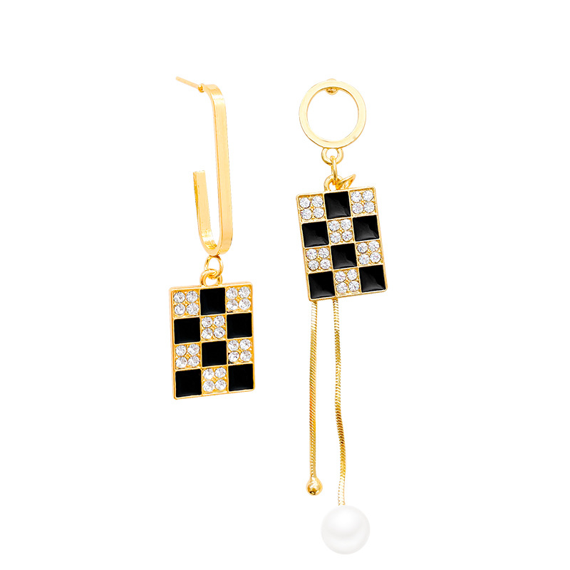 Asymmetrical diamond-encrusted oil-drip checkered earrings are a trendy and luxurious light luxury accessory that exudes a feminine charm and sophistication Item Picture