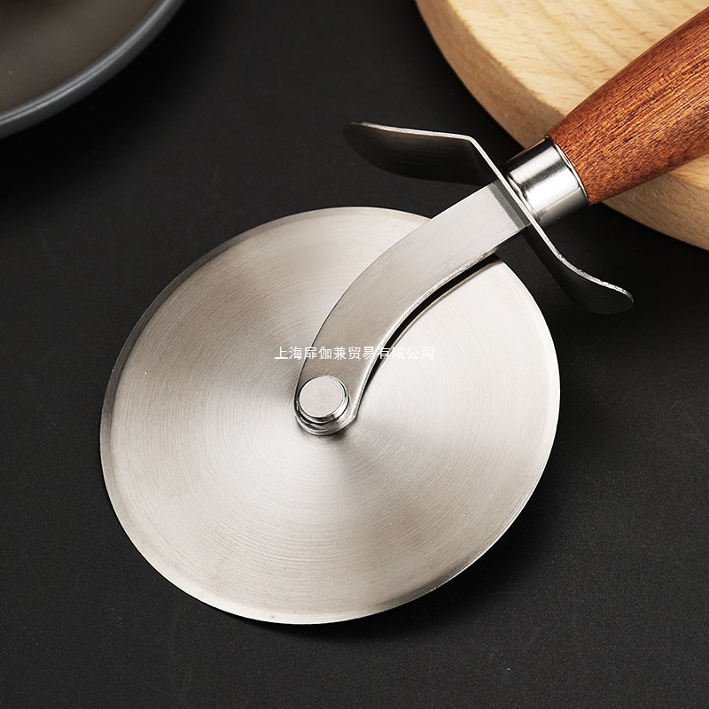 Stainless steel pizza rounder knife, pizza knife for cutting dough, hotel household special tool, commercial 430 material blade Application Scenario