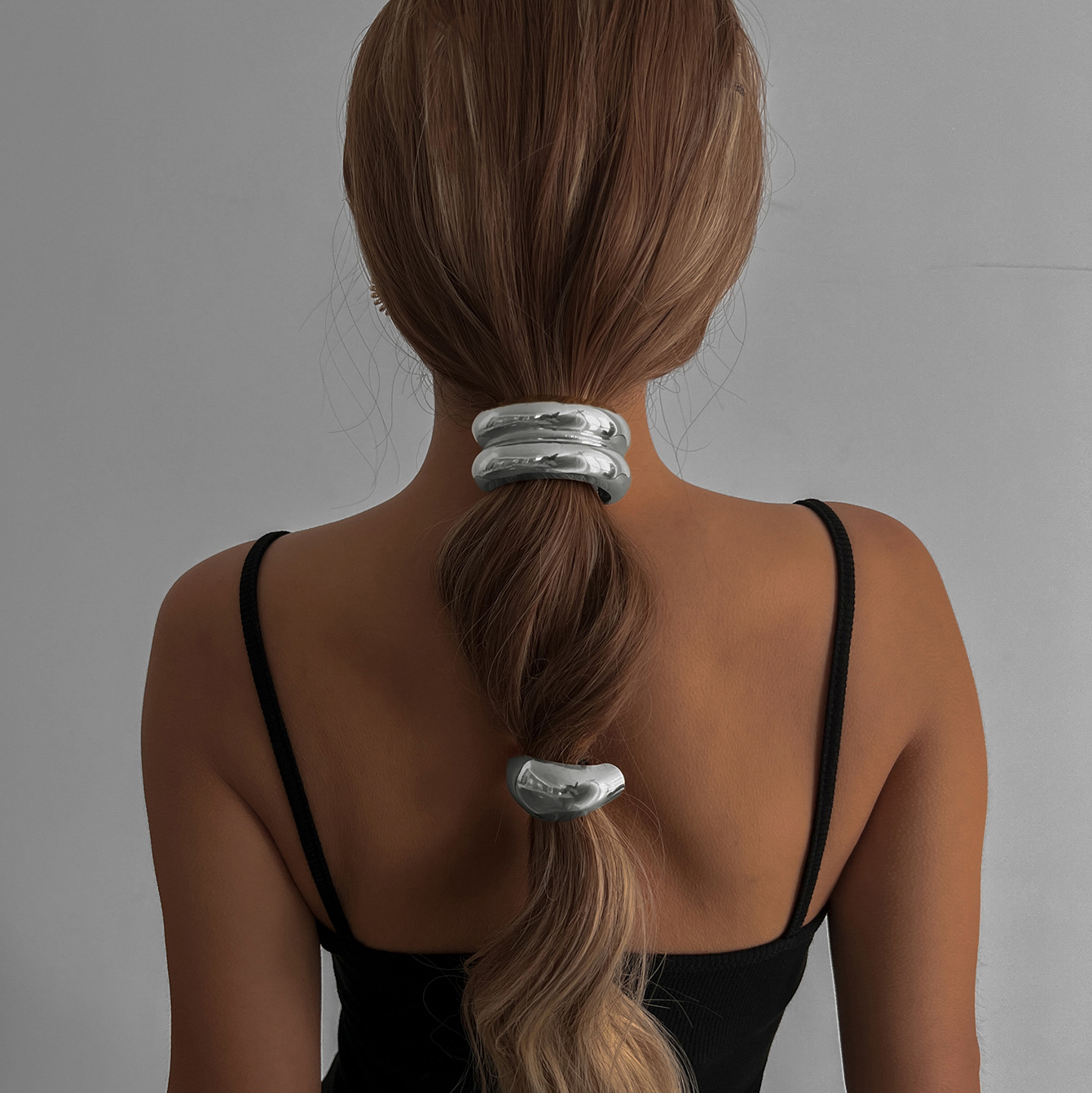 European and American cross-border headwear, alloy electroplated hair bands, hair accessories wholesale, high-end feel, ins smooth U-shaped black leather band hair ties details Picture