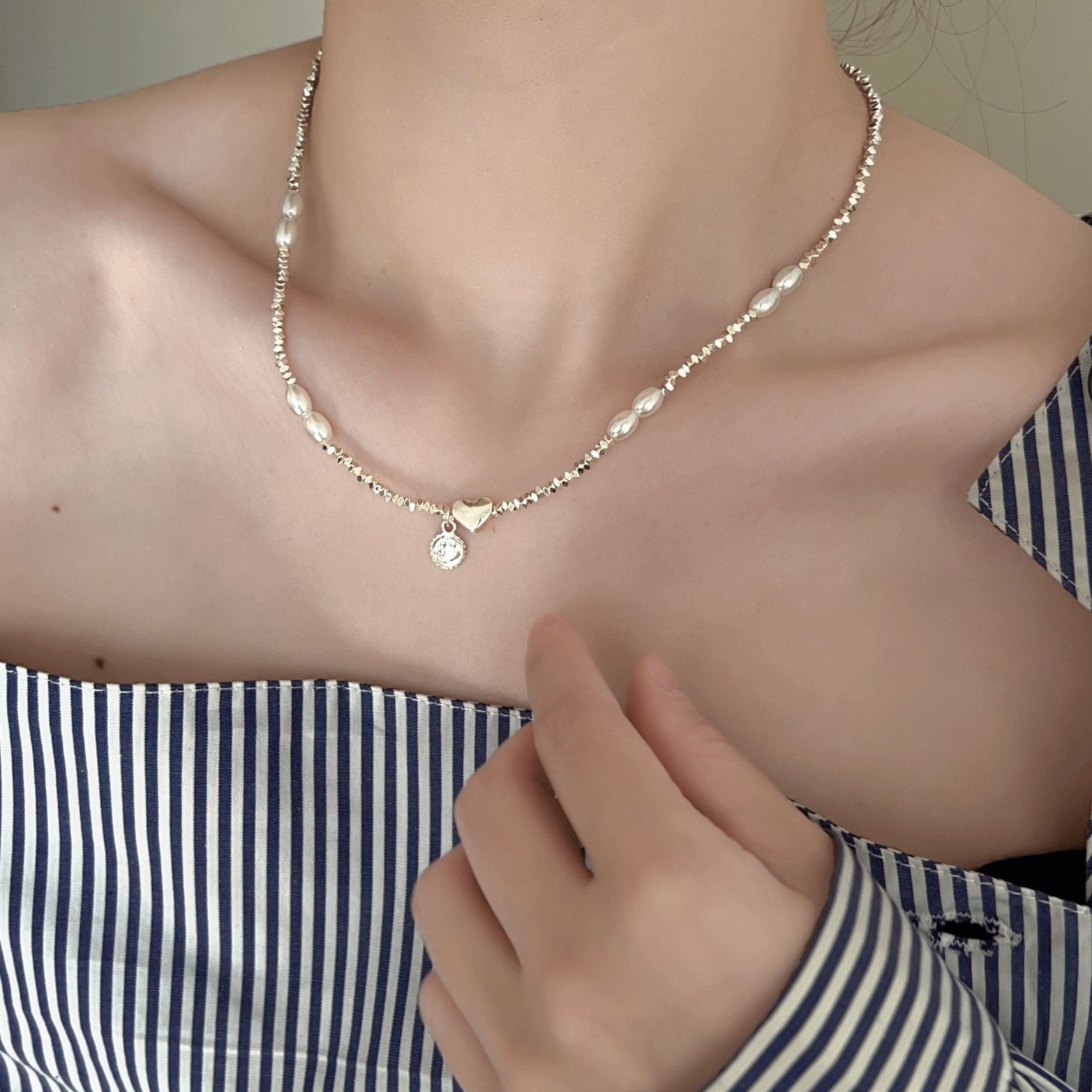 Pearl Broken silver necklace for Women's Summer 2024 New style broken silver light luxury and niche design collarbone necklace details Picture