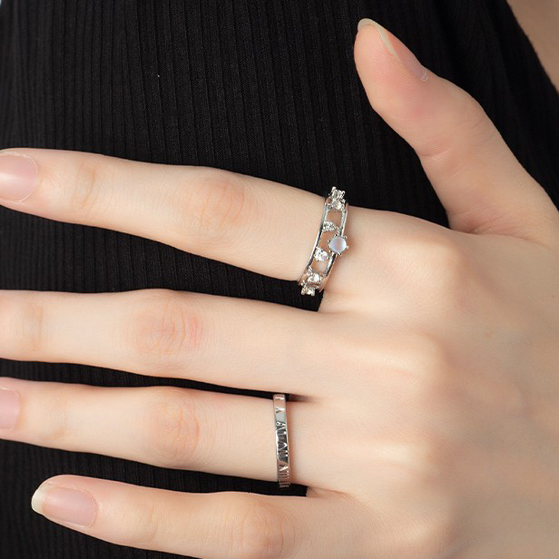 A digital Roman numeral double-layer diamond zircon ring, a niche design for women, exudes a sense of high-end fashion and individuality, and is versatile Application Scenario
