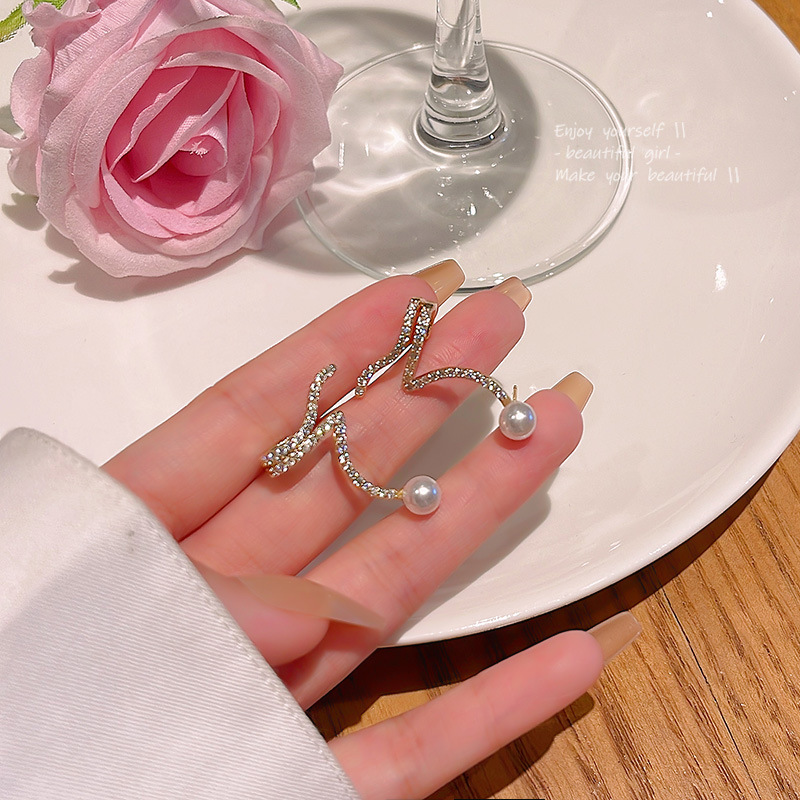 S925 Silver needle, exquisitely diamond-encruted snake-shaped ear bone clip, exudes a high-end feminine charm and an ethereal air. Versatile pearl stud earrings and earrings full figure