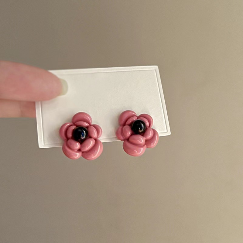 French retro black plum pink flower stud earrings with a niche design sense, super ethereal charm, versatile, sweet and high-end earrings Application Scenario