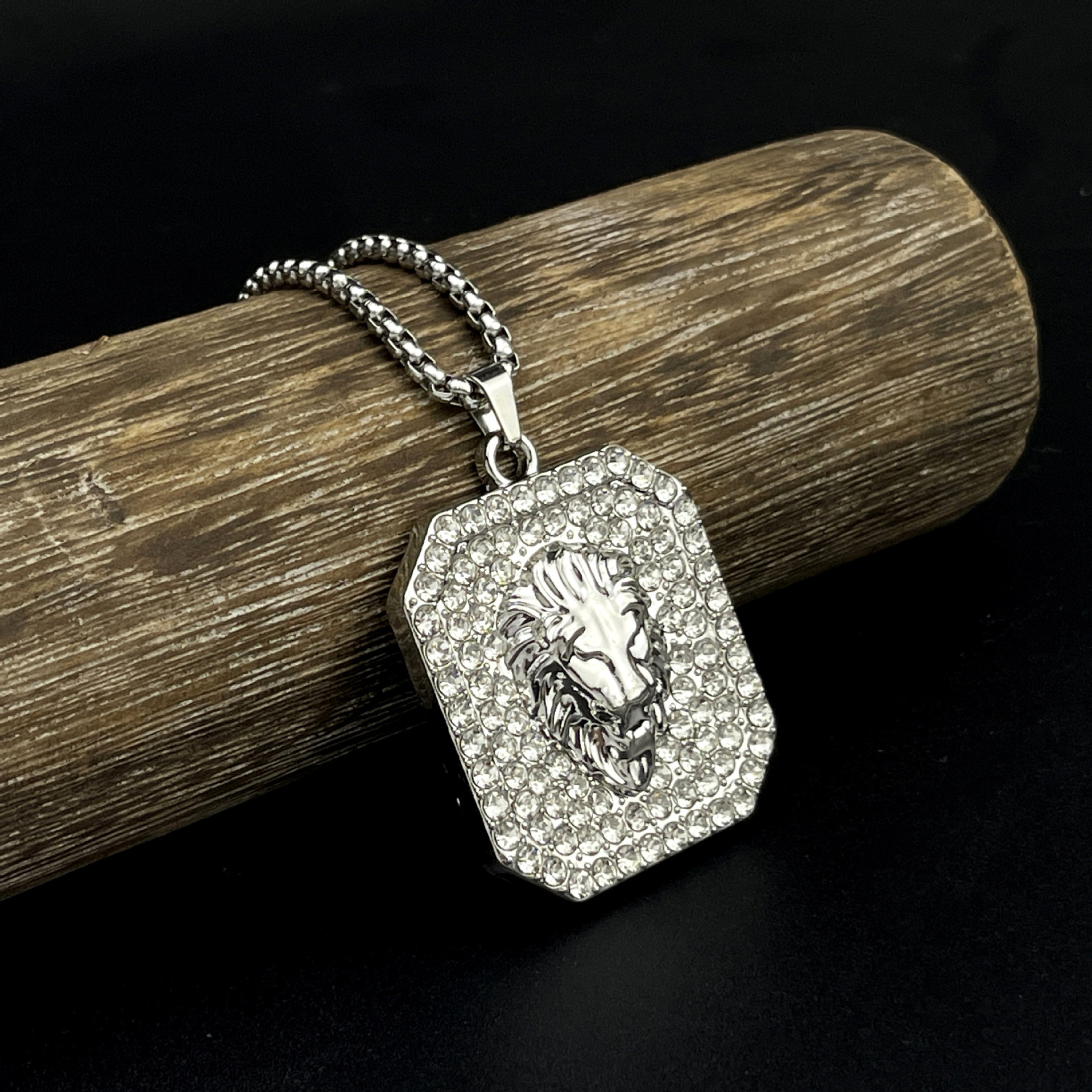 A popular European and American fashion hip-hop personality full diamond and powerful lion head necklace, square diamond-encrusted alloy pendant Specification drawing