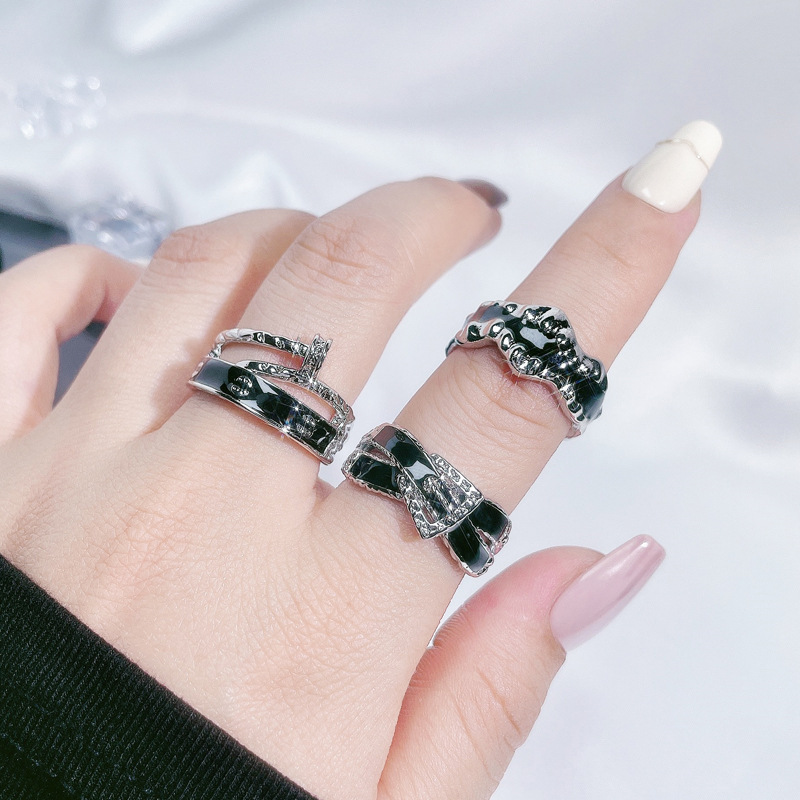 This is a unique, irregular, fashionable and versatile index finger ring with a dark and distinctive punk style for women Specification drawing