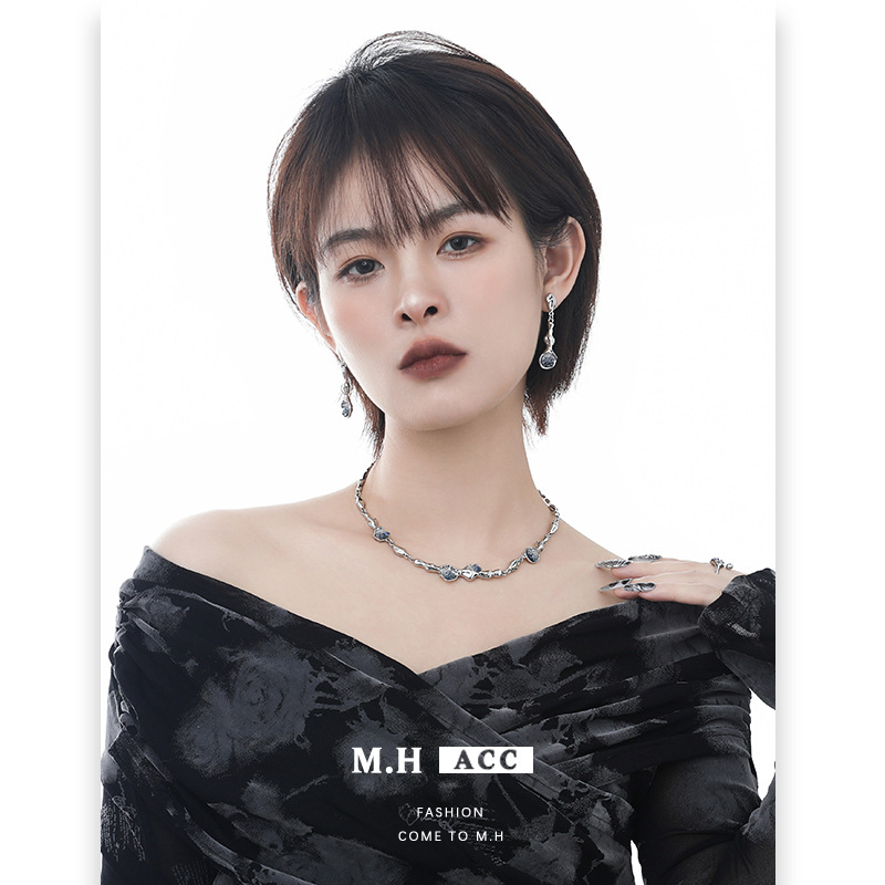 Original blue gradient glass bead jewelry wholesale, cold style light luxury ins necklace, versatile and high-end necklace for women details Picture