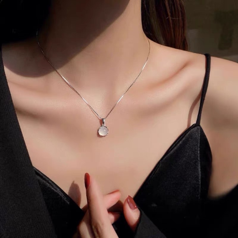 The White Moonlight transparent cat's eye necklace, a light luxury and niche collarbone chain, is a new style of elegant and popular online accessory in 2023 Specification drawing