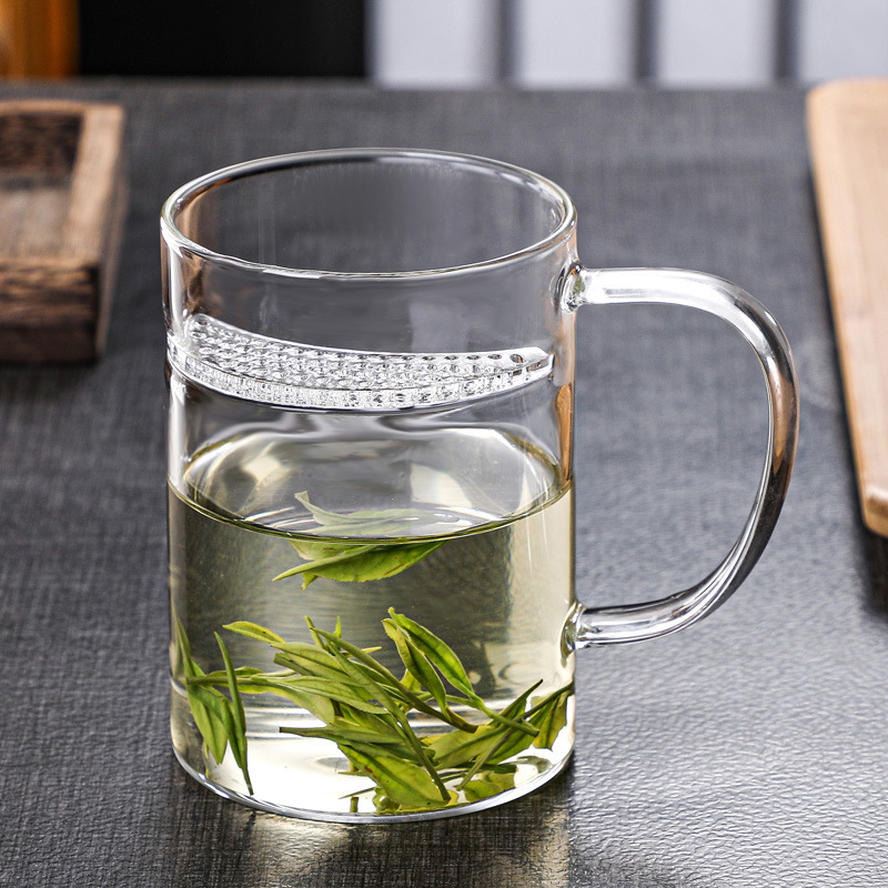 Crescent-shaped glass water cup, large-capacity tea water cup, office separation and filtration tea brewing cup with handle, glass water cup Application Scenario