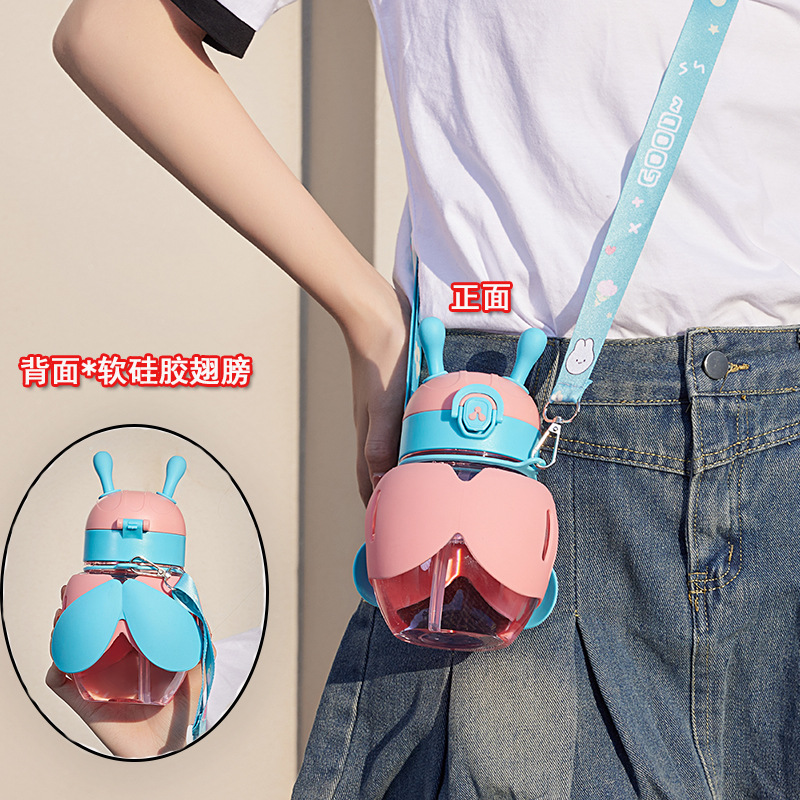 New creative cartoon little bee plastic children's water cup with high appearance level, slanted cross portable strap, 600ml straw cup Specification drawing