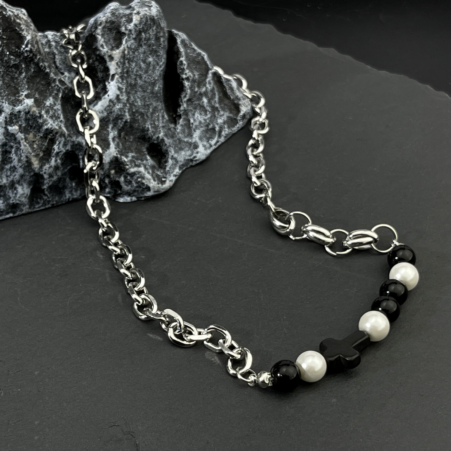 Wholesale of new hip-hop style square beaded titanium steel necklaces from Europe and America, which are niche, simple and individual details Picture