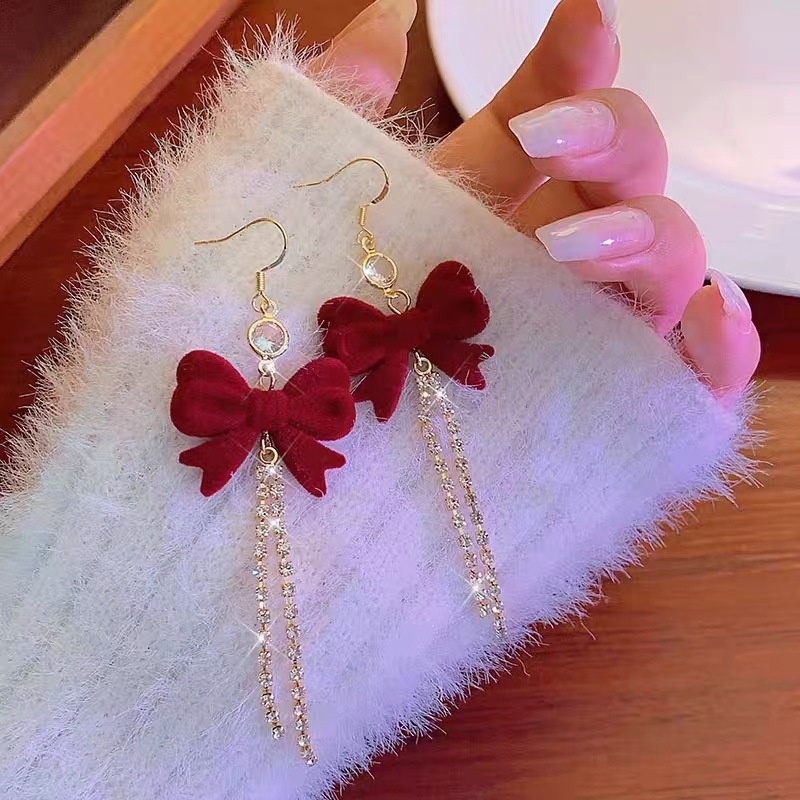 The 2025 new red flocked bow earrings exude a light luxury style. They are rare and eye-catching stud earrings for women in autumn and winter details Picture
