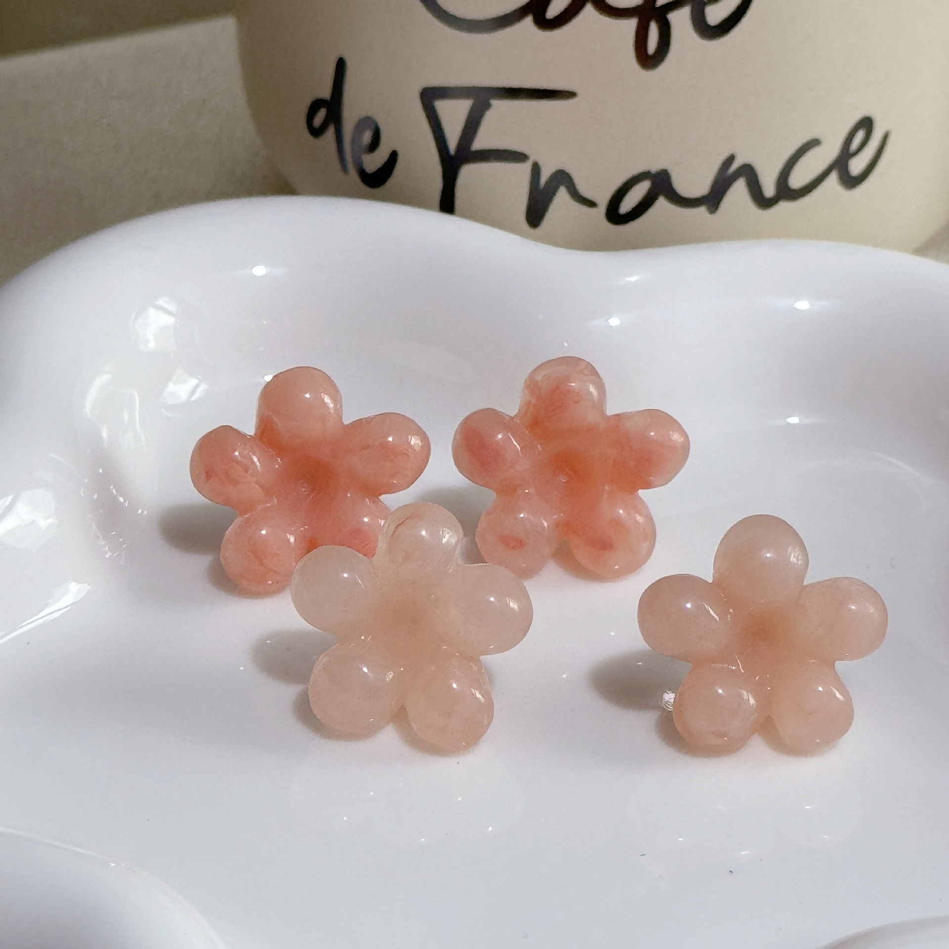 Fresh and sweet acrylic flower stud earrings, Korean style Instagram trendy and niche design sense, vacation-style earrings for women Specification drawing