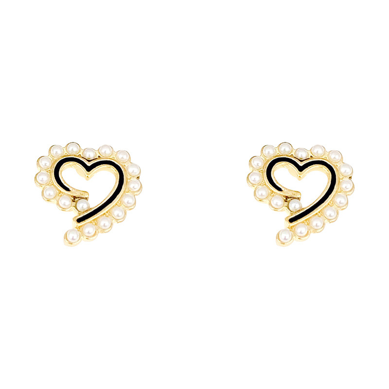 French Champs-style heart-shaped pearl earrings for women, light luxury, unique and niche design sense, heart-shaped stud earrings wholesale Item Picture