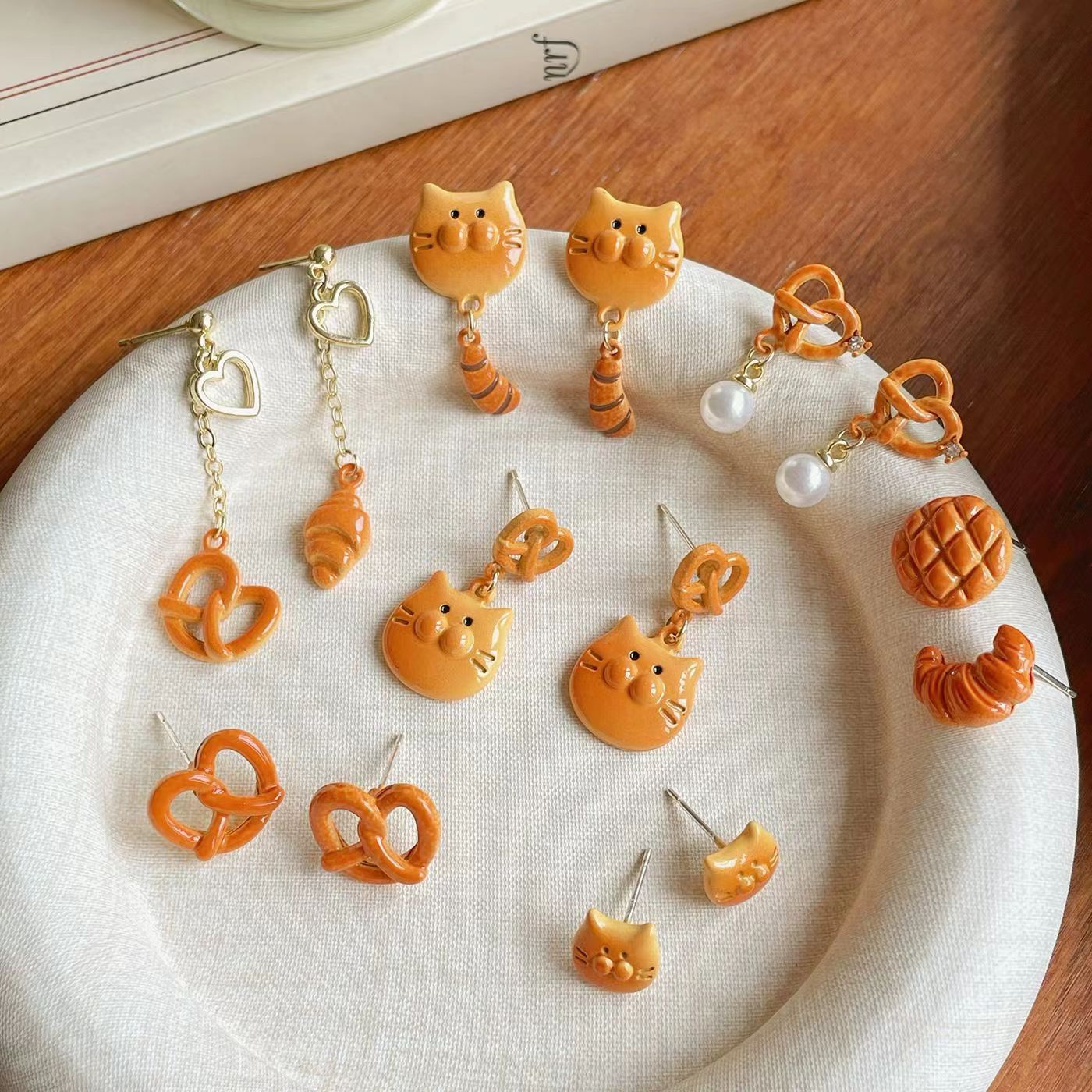 Autumn and Winter Caramel Bread Party Set Small Stud earrings for Women 2025 Maillard Cartoon Fun Cat Personalized earrings Application Scenario