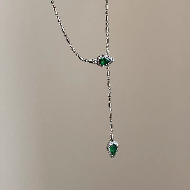 The new sweet and cool style of the grandmother's green snake necklace for women is unique, fashionable and versatile. It has a neckchain-style collarbone chain Application Scenario