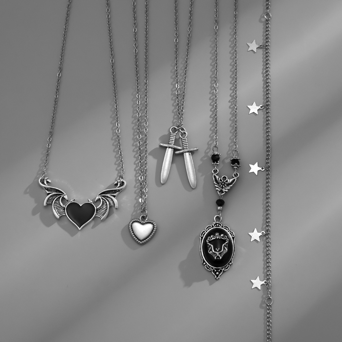European and American cross-border jewelry, dark punk heart-shaped wing pendant necklace, sweet and cool creative sword-shaped Halloween necklace Application Scenario