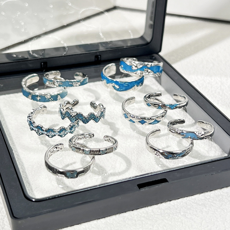 The "Sea Blue" series of drip glaze simple couple rings have a gender-neutral, niche design sense and a unique, fashionable and high-end look full figure
