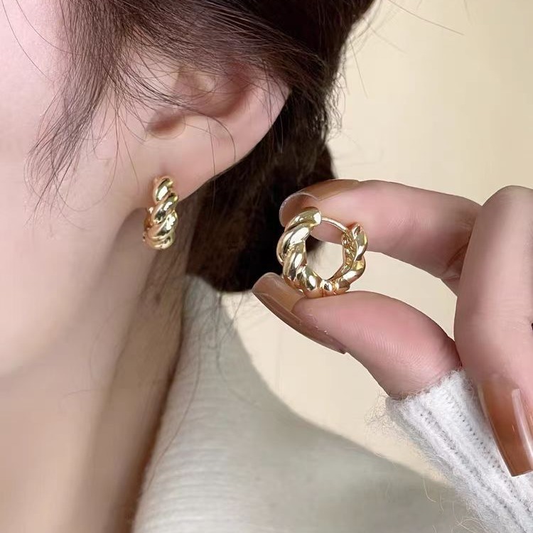 High-end light luxury metal twist ear buckle earrings, niche design sense ear rings, ear buckles, new unique ear studs and earrings full figure