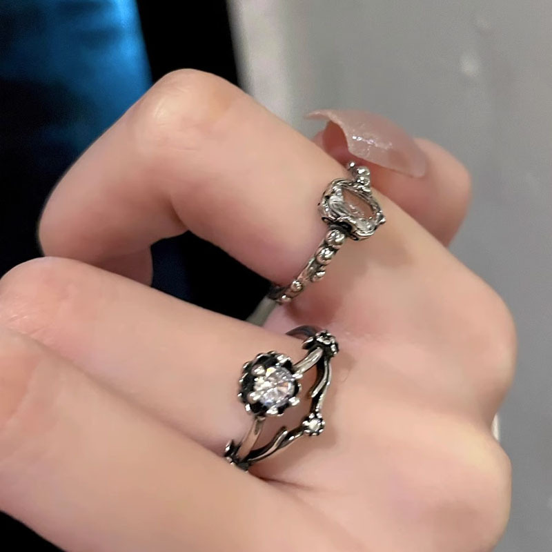 French retro, simple and individual ring, a light luxury and niche design for women, versatile and fashionable. The opening is adjustable and the ring is aged Application Scenario