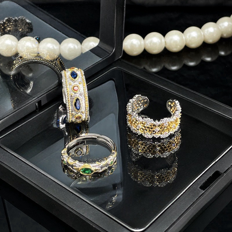 This is an Italian retro, light luxury, brushed, hollowed-out ring with a touch of women's sophistication and court style. It's a two-color, niche ring Application Scenario