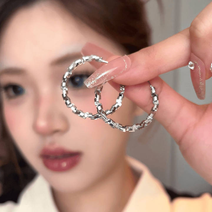 Sweet and cool style spicy girl plain ring ear earrings, 2025 new simple round face earrings, personalized Internet celebrity circle earrings Application Scenario