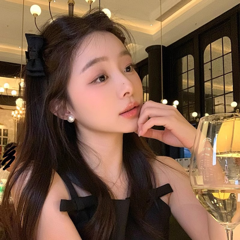 French retro bow hair clip, high-end princess head small scratch-off hair accessory, small female trumpet, bangs on the forehead pair clip Application Scenario