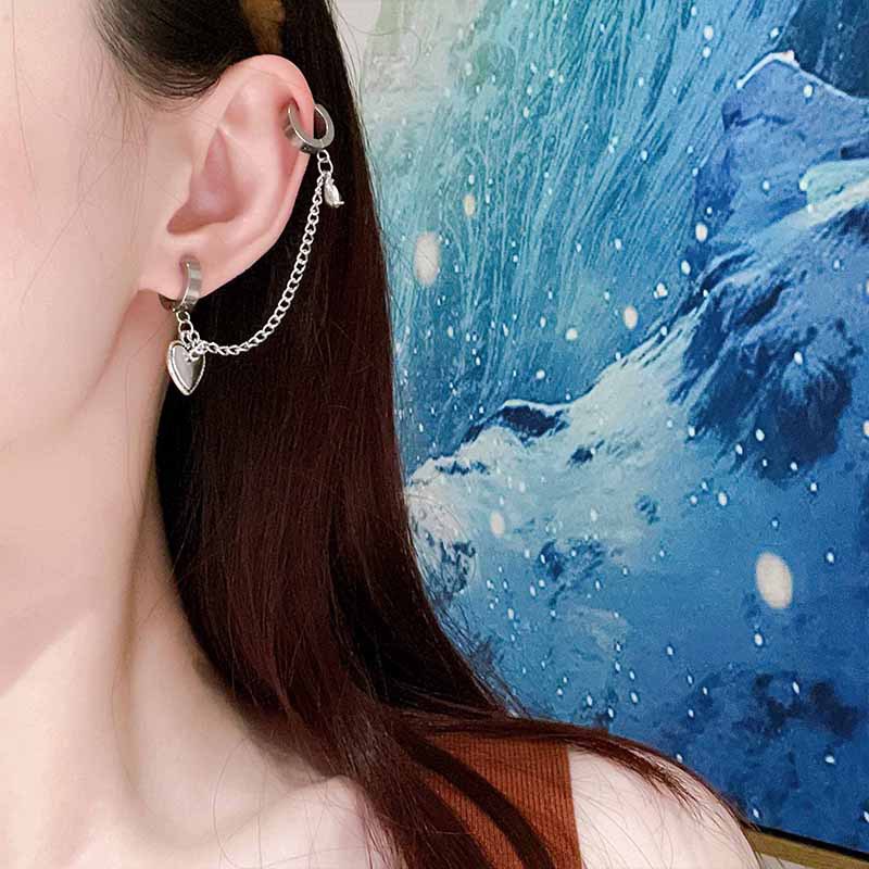 Hip-hop sweet and cool dark style titanium steel chain one-piece heart-shaped ear clips, no ear holes, ear bone clips, niche design earrings full figure
