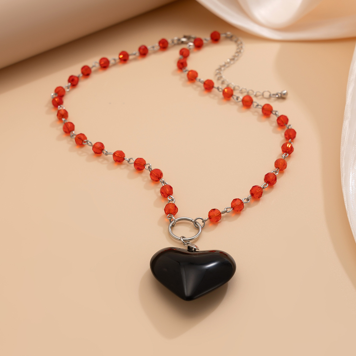 European and American cross-border jewelry, personalized heart-shaped pendant necklace, Halloween personalized beaded crystal collarbone chain Specification drawing