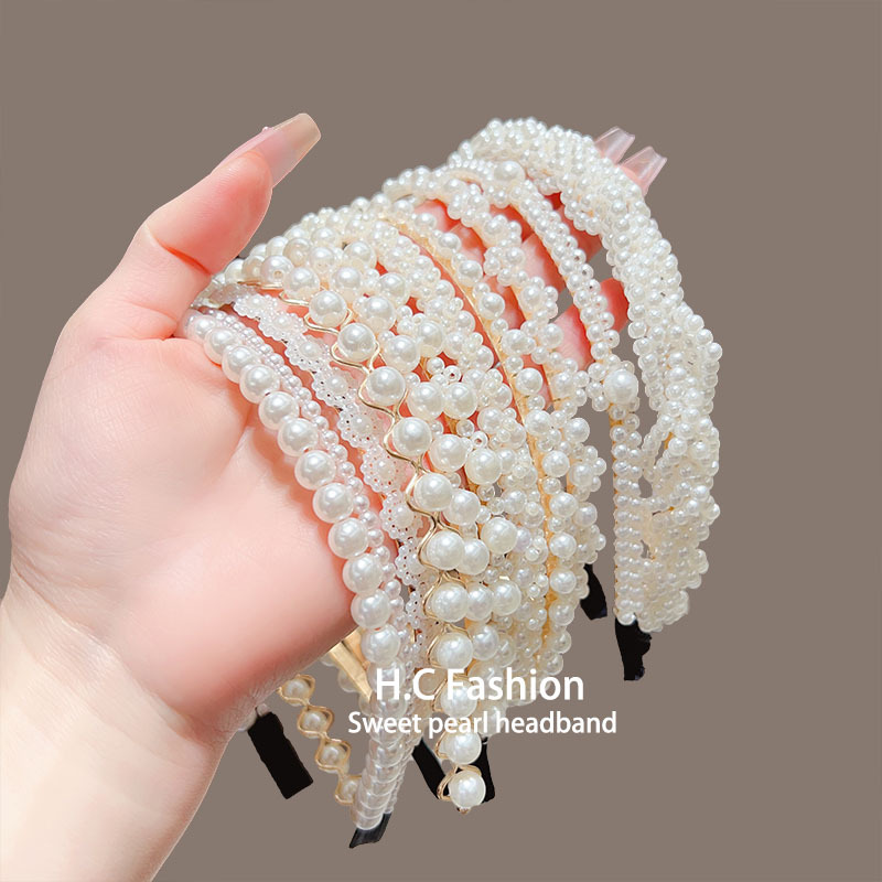 The popular forest-themed simple pearl headband is versatile for women and looks super ethereal when going out. It's a fairy hair accessory and a Korean headband details Picture