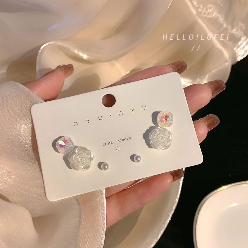 High-end and ethereal flower stud earring set, 2025 new trendy earrings, niche and elegant simple earrings for women full figure