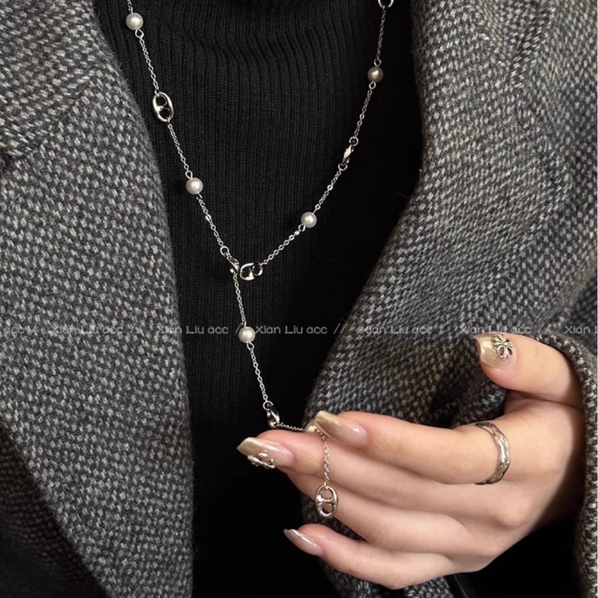 Long pig nose metal pearl necklace for women, with a unique design sense, retro style, simple and versatile neckchain and sweater chain Application Scenario