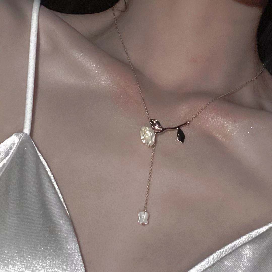 The 2023 new style of the popular rose necklace for women is light luxury and niche, with a unique and versatile design. The collarbone chain is exquisite and elegant details Picture