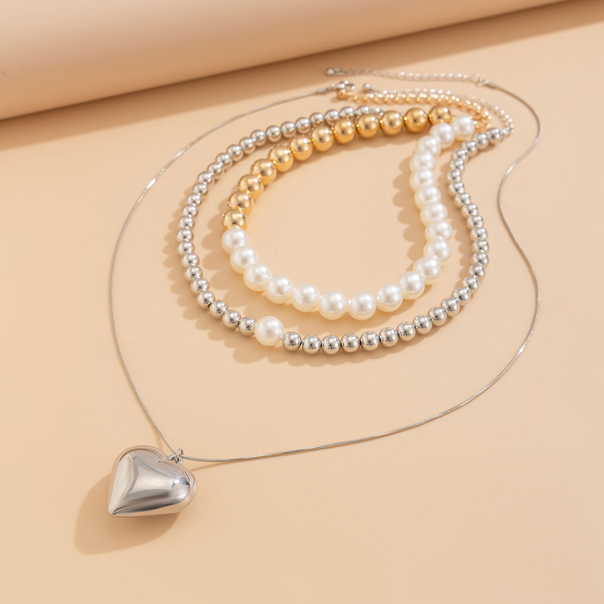 European and American cross-border jewelry fashion style heart pendant Necklace French round pearl string Necklace set Application Scenario