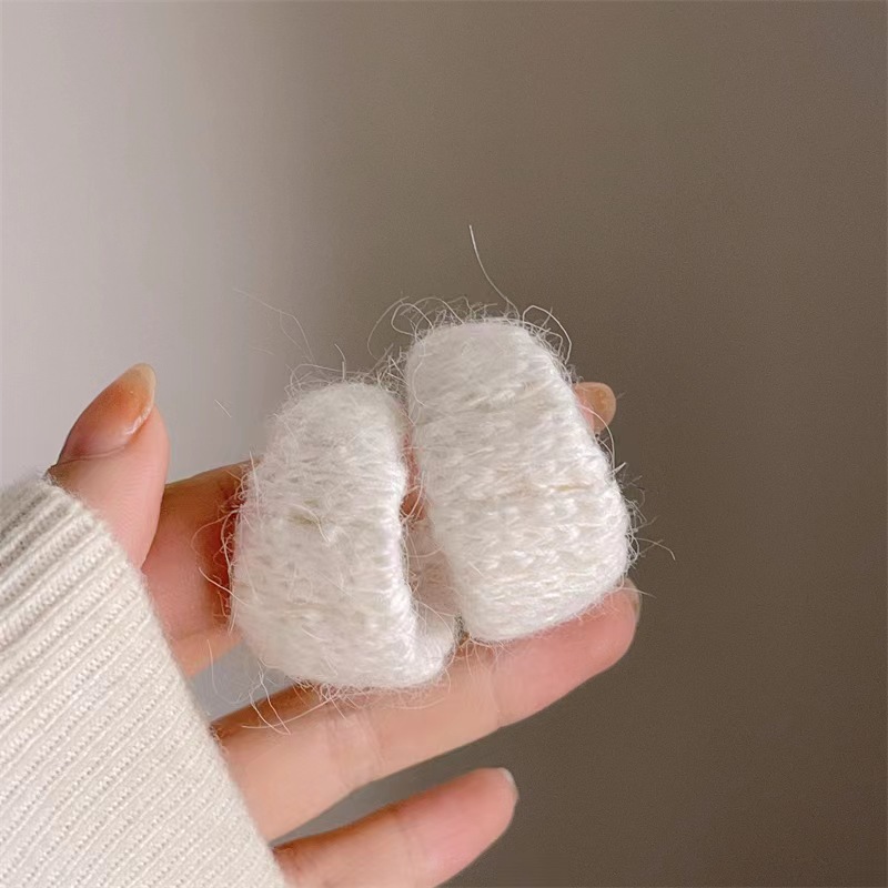 Plush ear rings, a new style of trendy and niche design earrings in 2025, exude a high-end feminine charm and unique style. Earrings and stud earrings Application Scenario