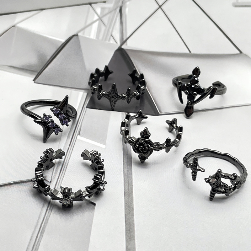 This is a unique, gender-neutral, versatile and fashionable couple ring with a dark punk style from Europe and America details Picture