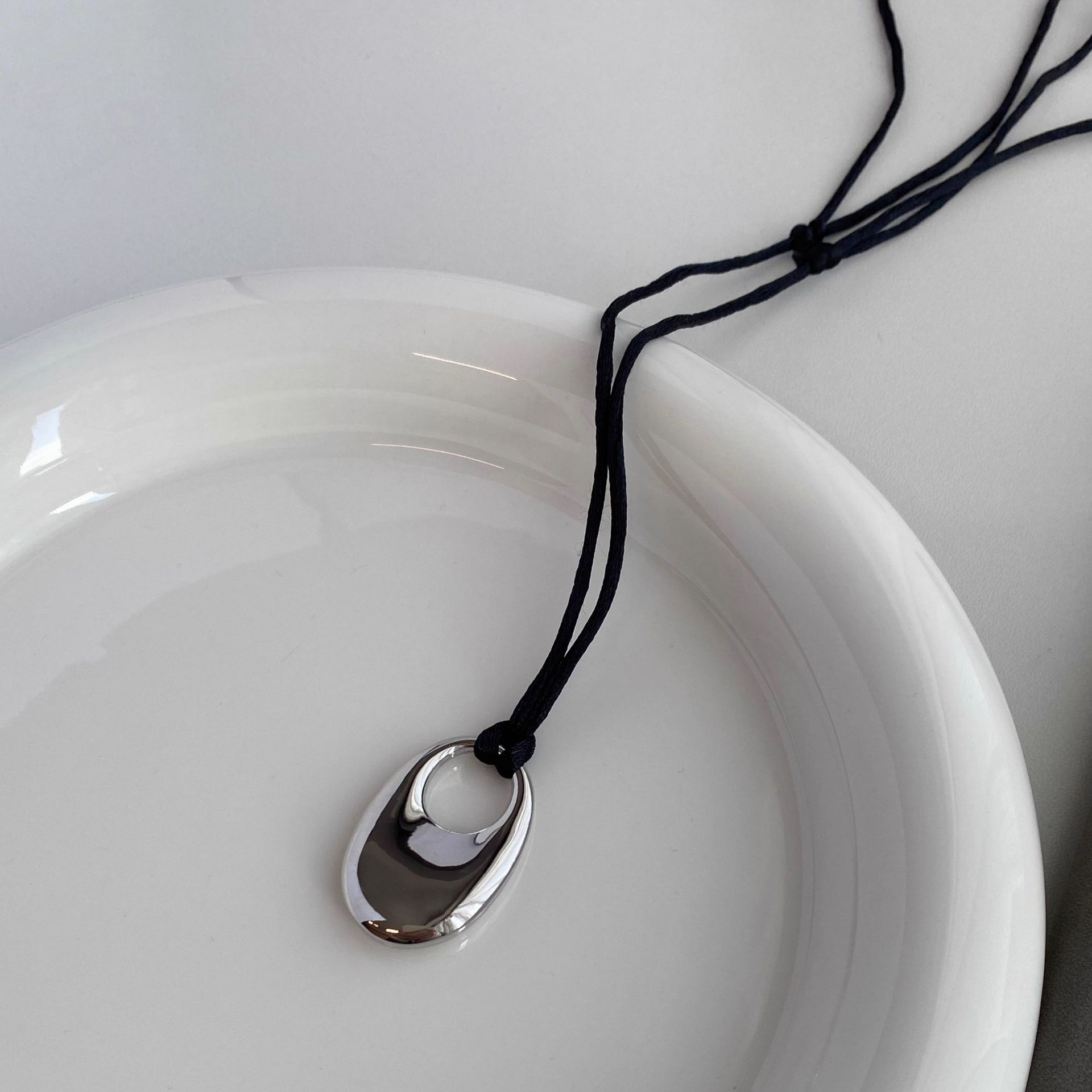 This is a long black rope bean necklace with a touch of luxury and sophistication for women, featuring a unique leather rope collarbone chain Application Scenario