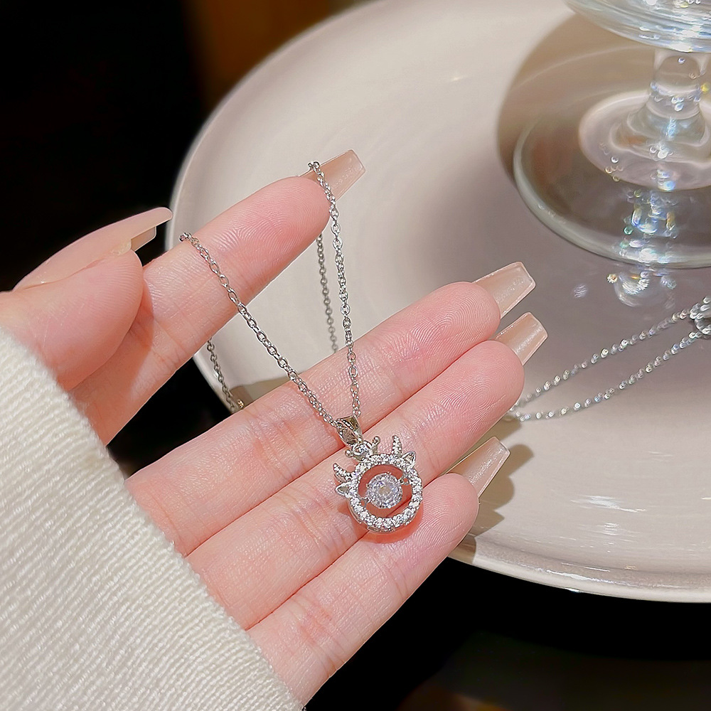 New dynamic deer titanium steel necklace, a fashionable and beating heart for women, a popular collarbone chain, a niche Korean version necklace accessory Application Scenario