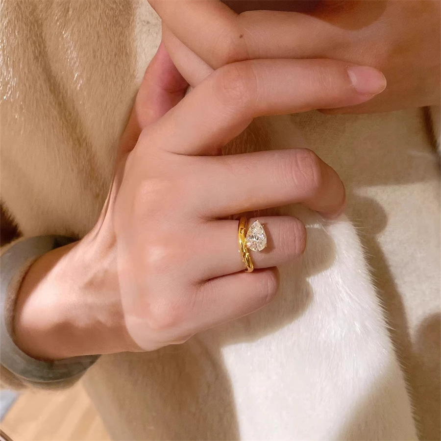 Ins-style golden teardrop zircon ring, a delicate and retro index finger ring for women, with a light luxury and high-end feel, a niche and versatile ring Item Picture
