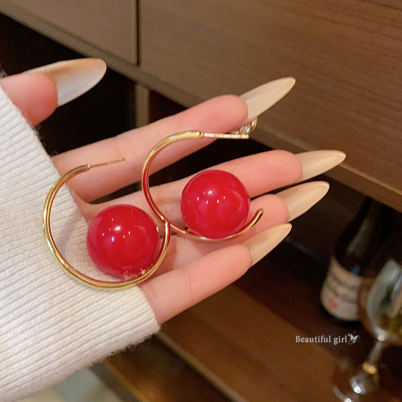 Red unique earrings, a new bestseller for women in autumn and winter, with a light luxury style and a high-end feel. The ear studs are niche and exaggerated New Year earrings full figure