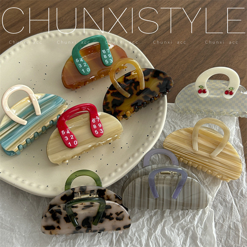This stylish and versatile small bag clip is the same as the one from Dongdaemun Acetate in South Korea, featuring the side clip of the hairpin at the back of the head full figure