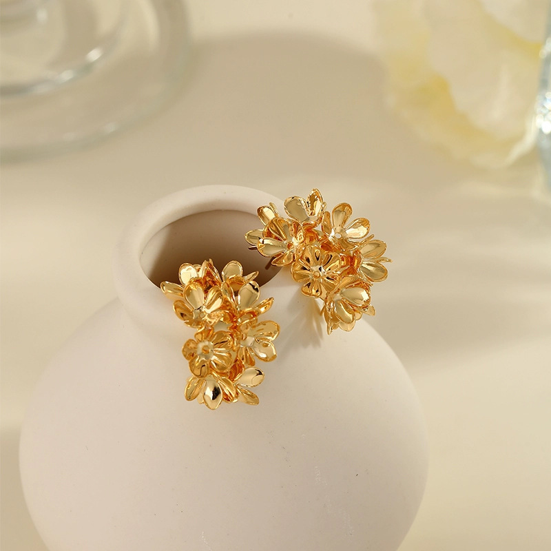 Golden flower C-shaped earrings for women, a new 2025 bestseller with a high-end feel. Metal stud earrings, retro and unique style Specification drawing