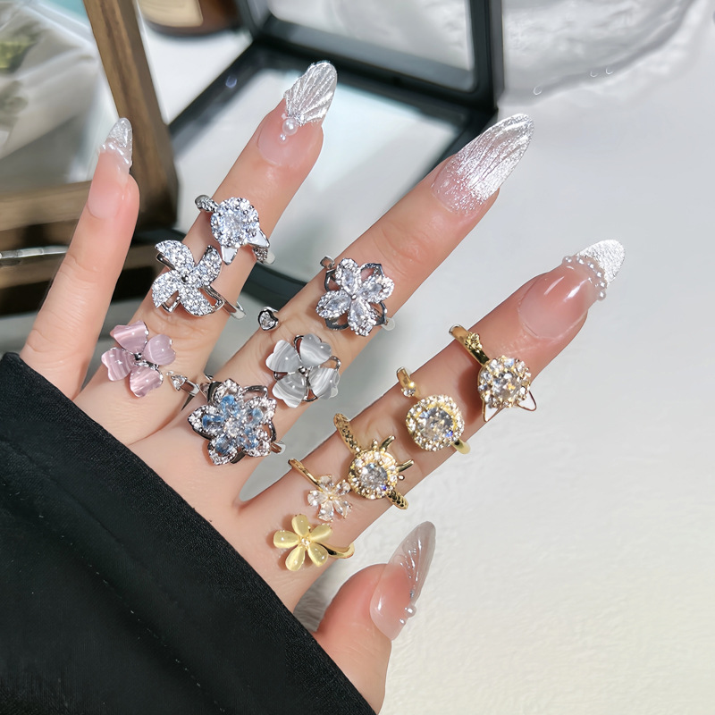 A light luxury and high-end texture flower four-leaf clover rotatable ring with a cold and elegant feminine style, a niche and refined sweet and cool ring Application Scenario