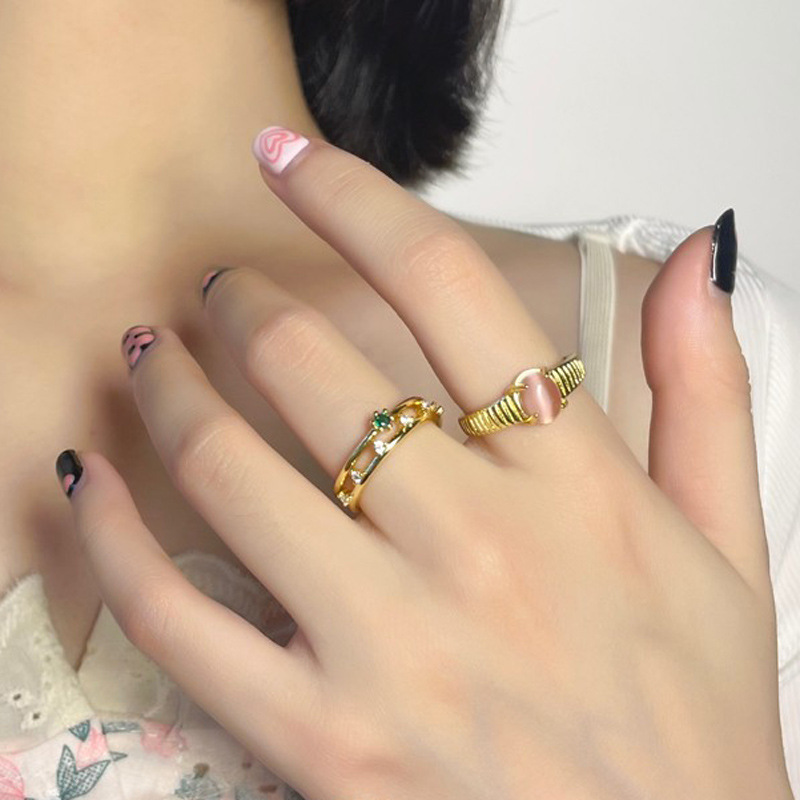 A light luxury, high-end, exquisite and elegant pink cat's eye, golden opening ring, a niche design for women, an InS-style food ring full figure